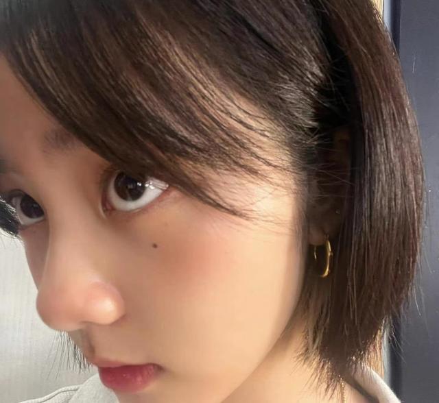 16岁的黄多多跟黄磊外出被拍，穿露脐装紧身裤，身材高挑模样自信