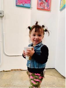 这个两岁小女孩连ABC都认不全,但已经在纽约办起了个人画展