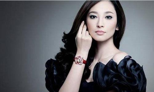 她是“九头身女神”,嫁入豪门之后5年生四胎,如今成50亿女富豪