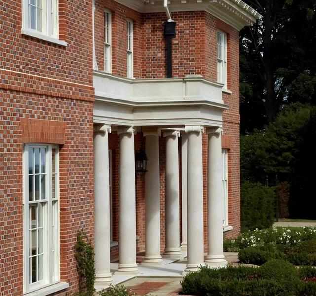 给富豪五年连生四娃,拿到5亿分手费后,37岁的刘碧丽怎么样了?