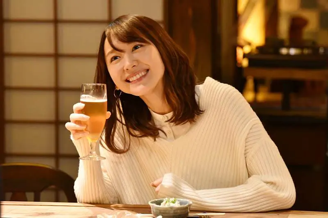 真正的时髦男女,活在30年前的国产剧里丨原创