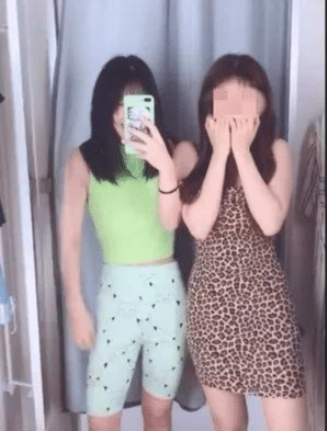 美女试衣间疯狂换衣，脸皮厚的不成样子