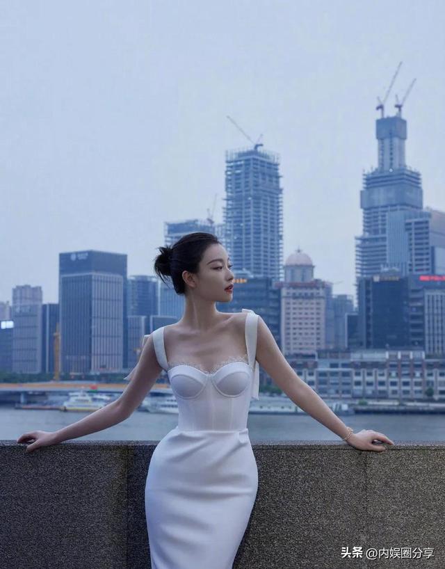 34岁魅力十足的倪妮，身材火辣性感迷人