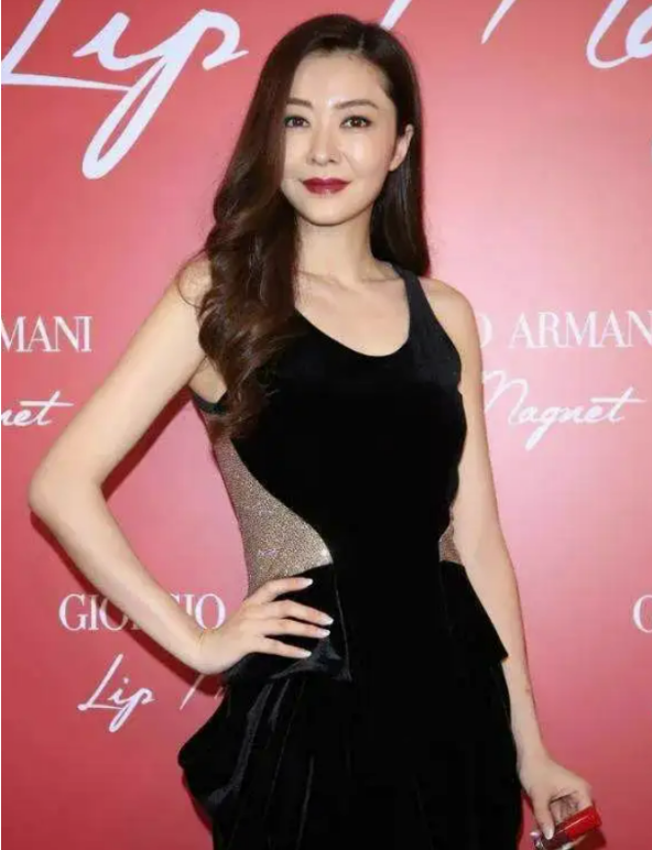 明明“歪瓜裂枣”，却能“美若天仙”，这8位女明星整得太惊艳