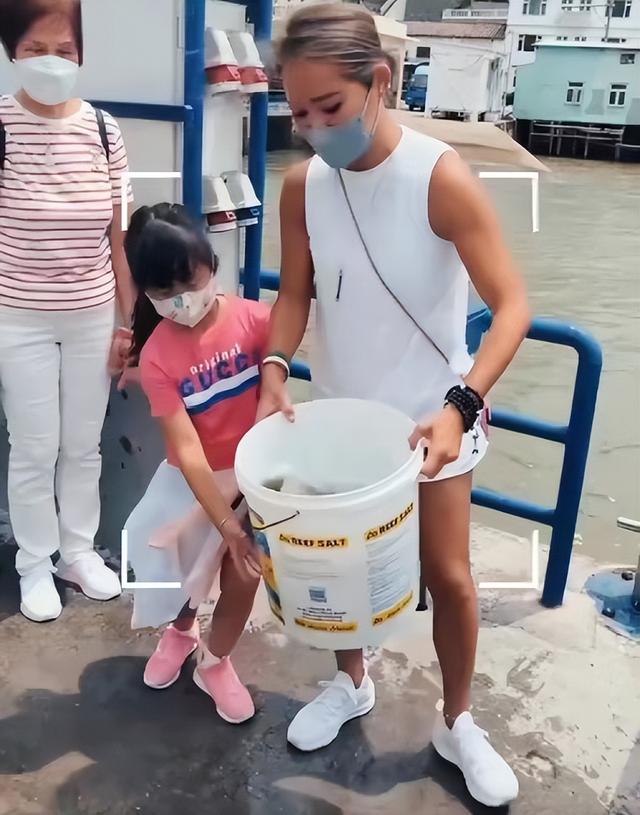 给富豪五年连生四娃,拿到5亿分手费后,37岁的刘碧丽怎么样了?