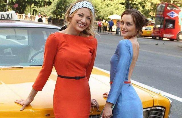 毁经典？《绯闻女孩》被翻拍，演员长相穿着太土被狂嘲