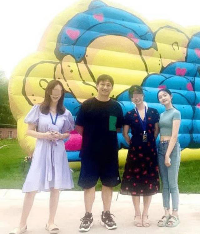 16岁的黄多多跟黄磊外出被拍，穿露脐装紧身裤，身材高挑模样自信