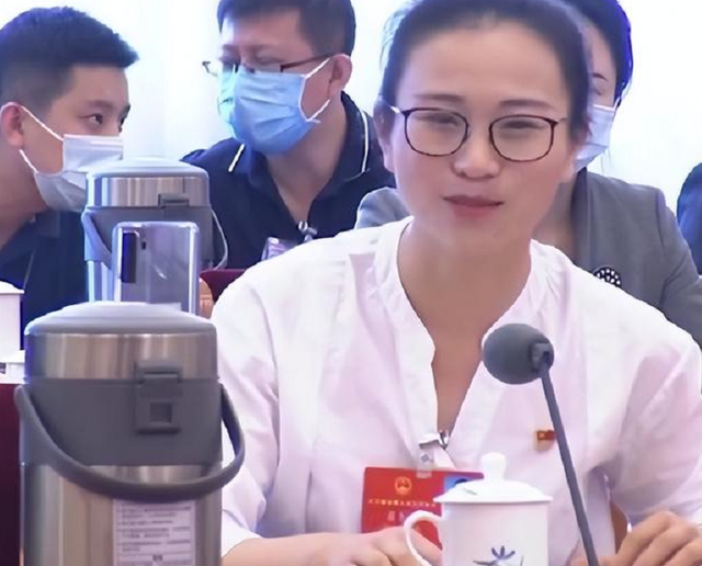 “90后”美女副县长走红,长相标致且学历优秀,评论区却充满质疑