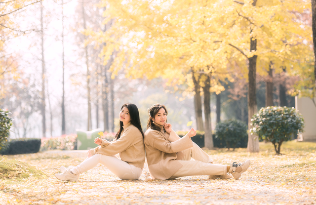 女士秋天拍美照，8种拍照姿势、技巧可以用，秋天景美人也美