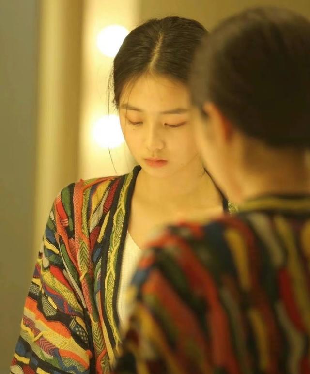 16岁的黄多多跟黄磊外出被拍，穿露脐装紧身裤，身材高挑模样自信