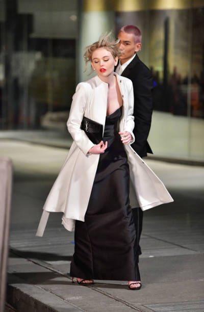 毁经典？《绯闻女孩》被翻拍，演员长相穿着太土被狂嘲