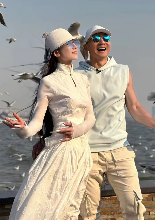 春天到!20位女明星秀好身材,水蛇腰蜜桃臀马甲线,状态集体回春