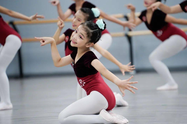 女孩跳舞视频走红，穿着性感动作大胆，网友：小学生扮熟女擦边？