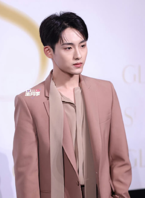 这一天，海清秀美腿，娜扎酥胸半露，却被另一位新疆美女抢了风头