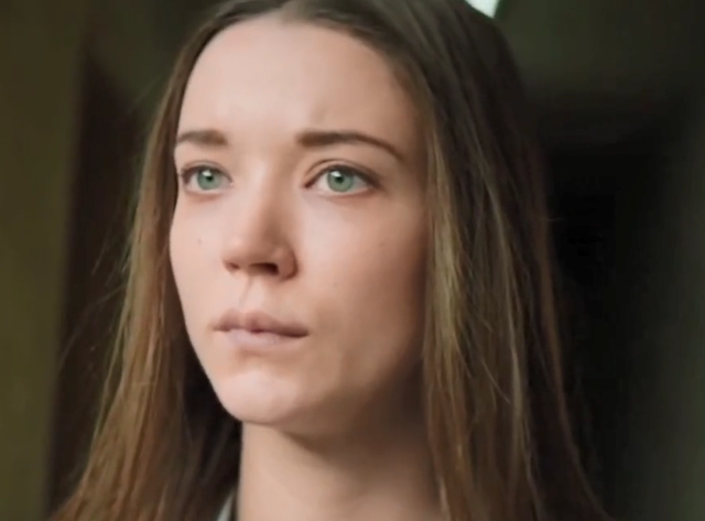 女孩被囚禁在房间,双手钉在墙上,为了活命她只能屈服!惊悚片