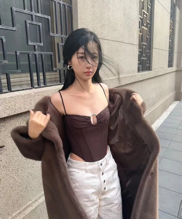 春天到!20位女明星秀好身材,水蛇腰蜜桃臀马甲线,状态集体回春