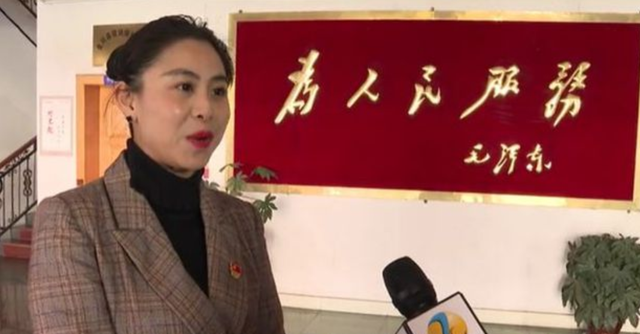 四川“美女县长”秦玲玲：仅高中学历，官位却一路高升，这是为何