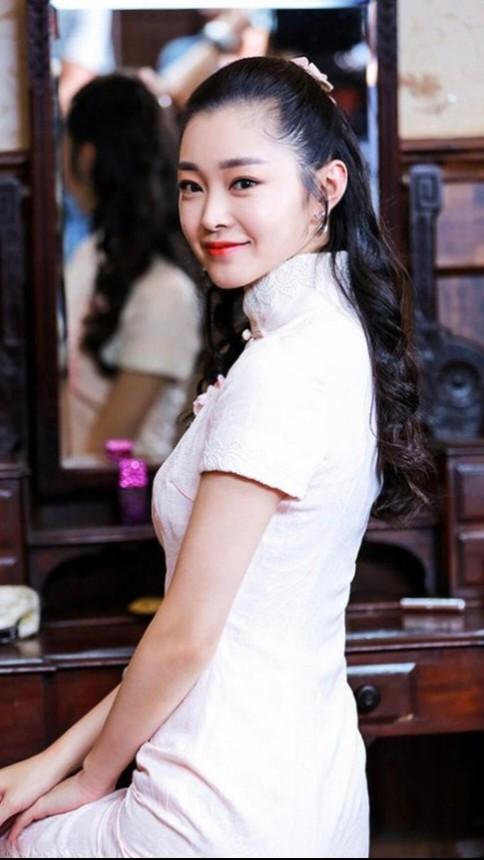 宋轶豁出去了,穿“肚兜裙”参加活动,靳东慌了:手该放在哪里?