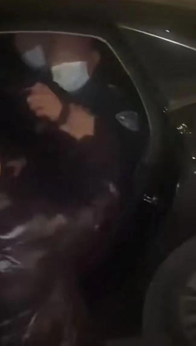 叶婷疑似精神失常：脱裤子，扇耳光，跪下哭喊！她究竟怎么了？