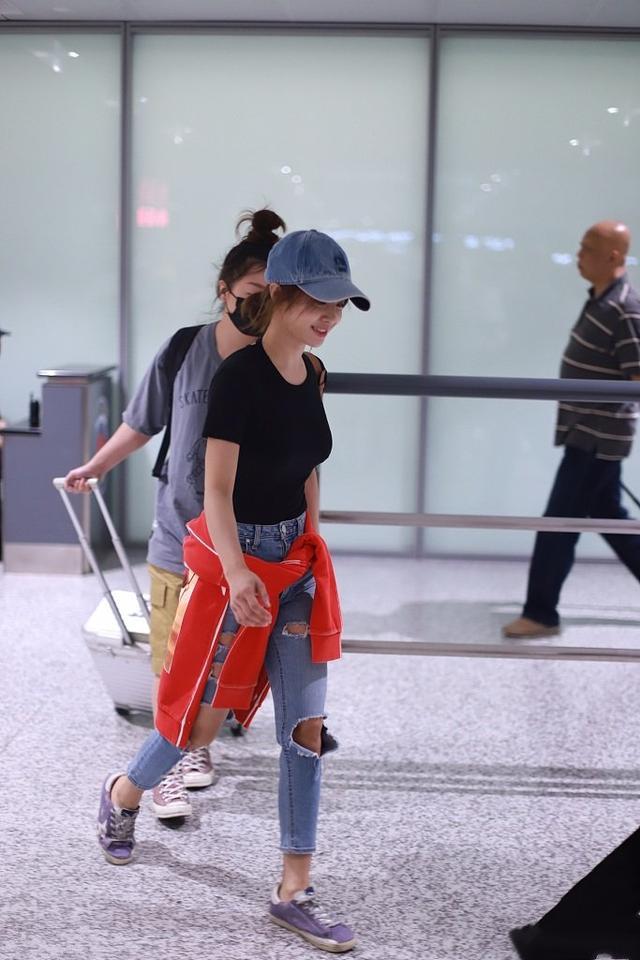 蔡依林机场时尚辣爆!一转身……美背全裸蕾丝内衣现形