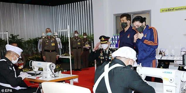 泰王携妻子到军团检查个人防护装备,士兵匍匐在地,迎接两人到来