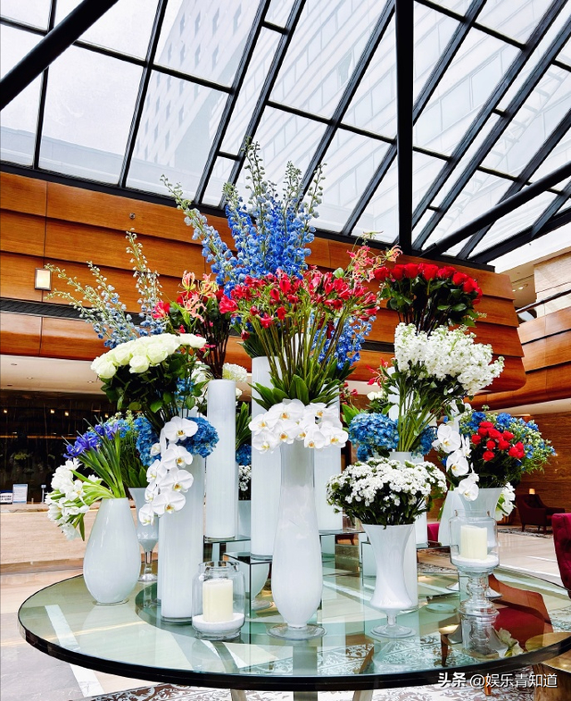 终于知道给马克龙献花的红衣女孩是谁了！红衣配齐刘海，气质优雅