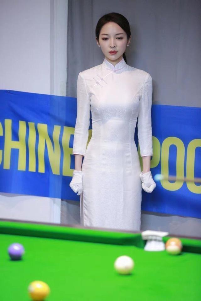又一台球女裁判火了!中国女裁判穿旗袍亮相赛场,身姿窈窕引热议