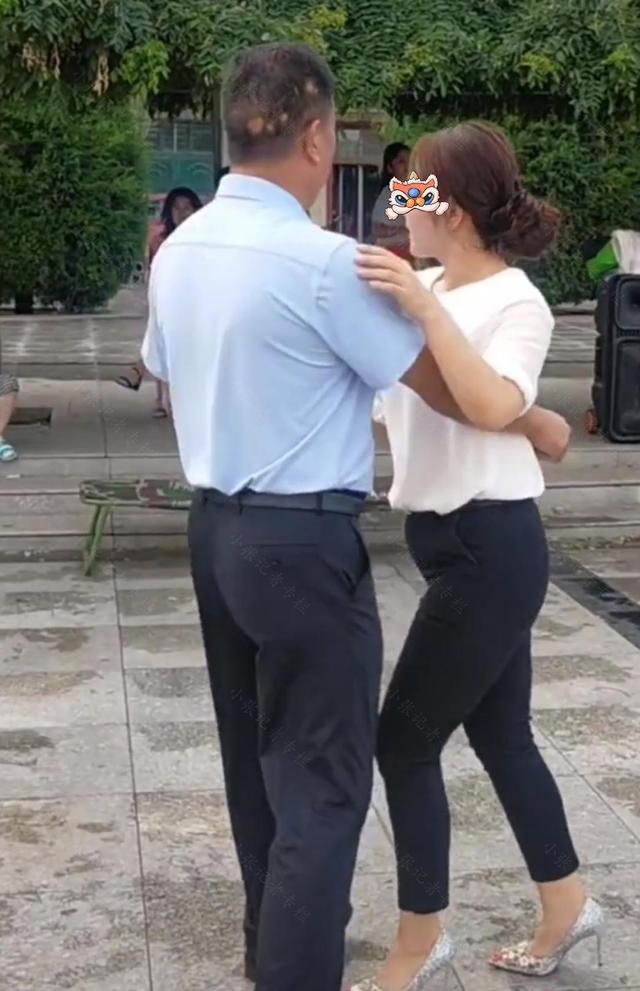 太大胆了！一男子和美女在广场跳舞，完全不顾妻子的感受