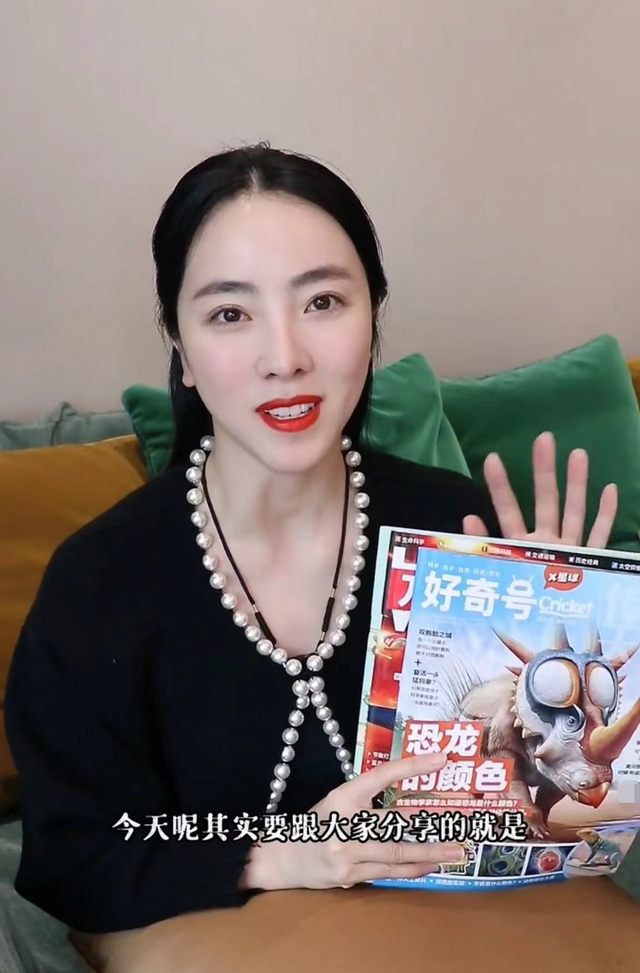 央视美女主持李思思被疑怀三胎!体态丰盈全程遮肚,被传退居幕后