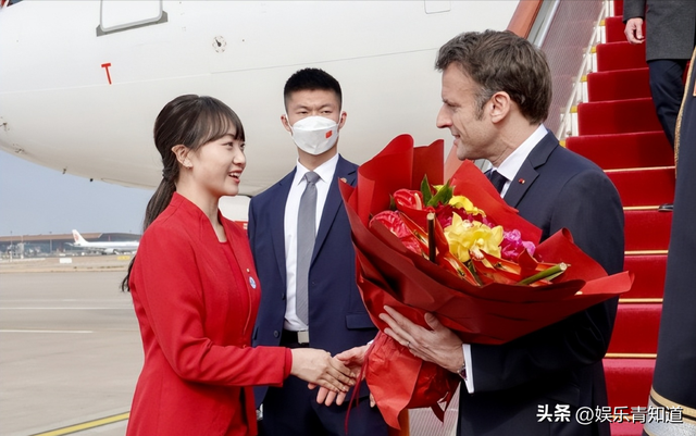 终于知道给马克龙献花的红衣女孩是谁了！红衣配齐刘海，气质优雅