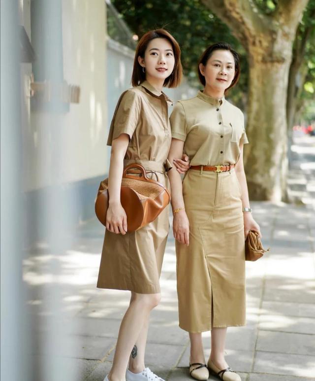 五六十岁的女人，“中粗跟鞋+裙子”，提升穿衣档次又巧妙增高