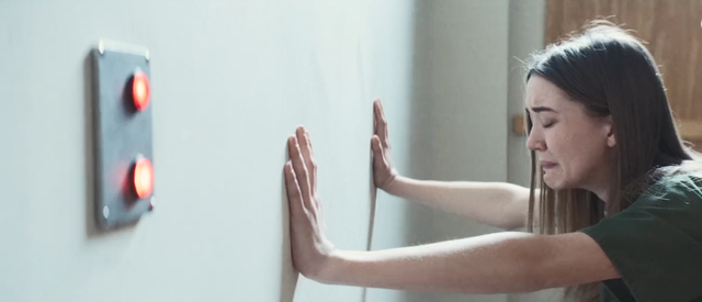 女孩被囚禁在房间,双手钉在墙上,为了活命她只能屈服!惊悚片