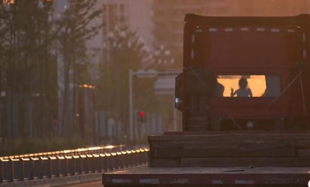 治愈网友的“夕阳下货车跳舞小女孩”找到了！对话其父：长期在外跑车 谈起女儿多次内疚落泪
