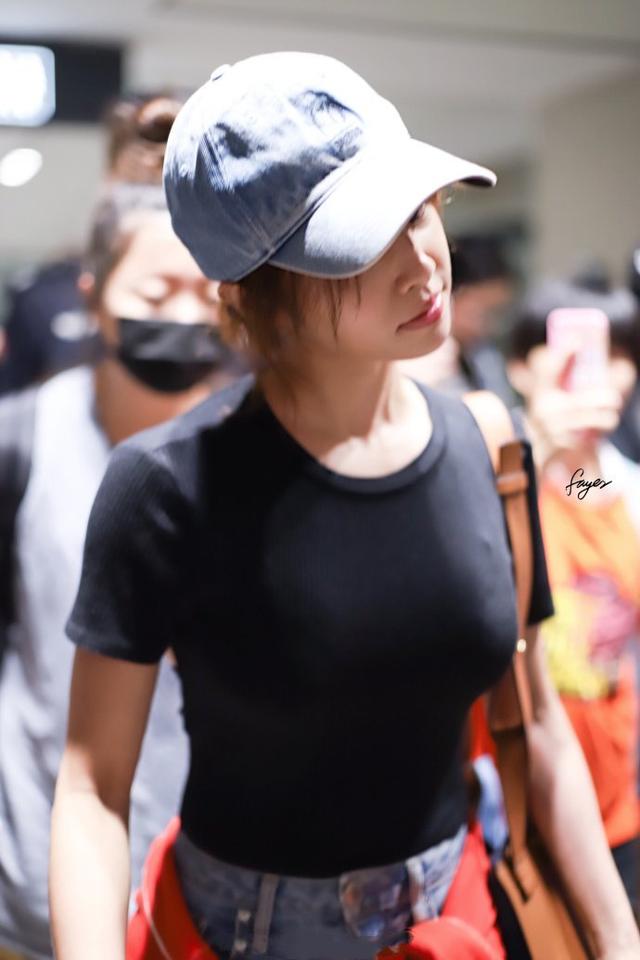 蔡依林机场时尚辣爆!一转身……美背全裸蕾丝内衣现形