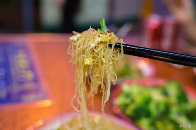 港版旧时代大排档复现广州街头！