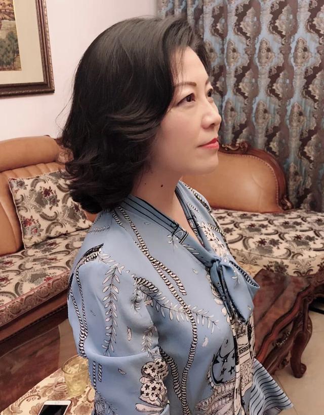 五六十岁女人,留“直发”还是“卷发”?看素人就知道,差别太大