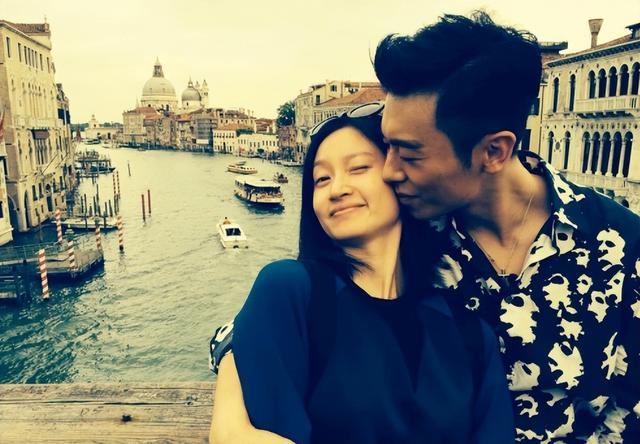 朱亚文沈佳妮街头热吻，结婚10年仍如胶似漆，除了他们还有这2对