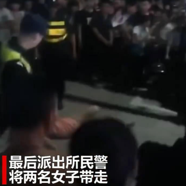 江苏醉酒少女当街耍酒疯，薅头发掀裙子扭打在一起，网友：大饱眼福