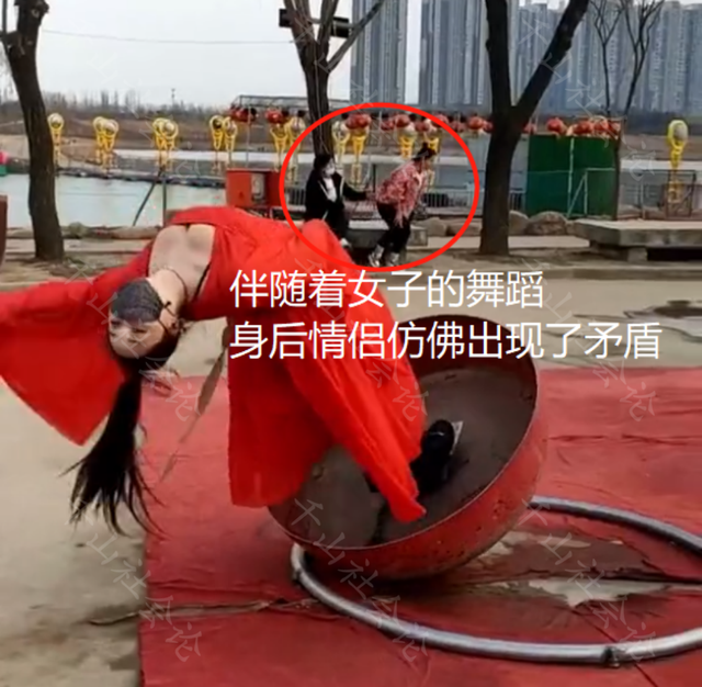 女子一袭红裙当街练舞，身后一位男子看的入迷，气的女友愤然离去