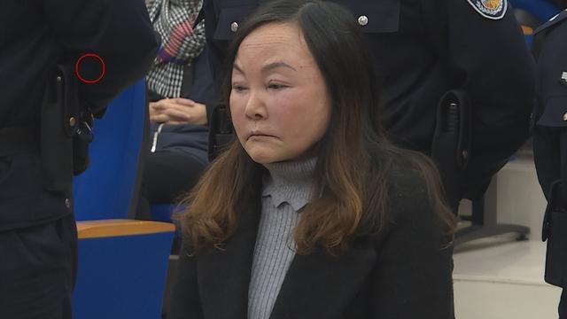 重庆“美女巨贪”被揪出：50岁仍爱年轻小伙，被抓后跪地求饶