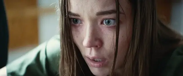 女孩被囚禁在房间,双手钉在墙上,为了活命她只能屈服!惊悚片