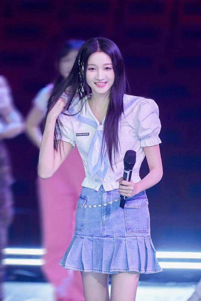 “国民闺女”关晓彤大秀美腿“赢麻了”，黑色薄纱又纯又欲