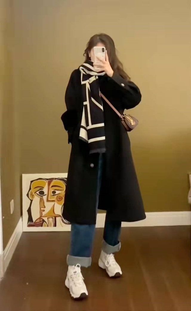 一件黑色大衣搭出4种风格，拒绝千篇一律，不信你学不会