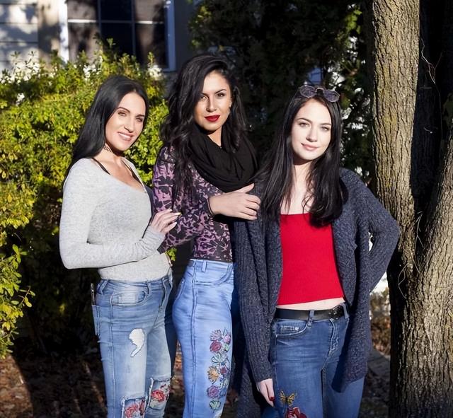 美女们一丝不挂就出门了,竟无人看出这是画的,网友:行为艺术吧