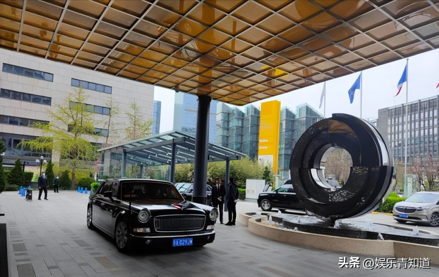 终于知道给马克龙献花的红衣女孩是谁了！红衣配齐刘海，气质优雅