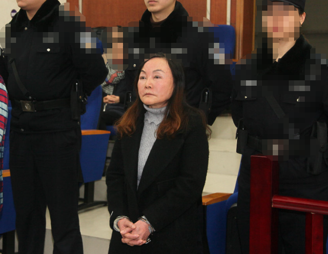 重庆“美女院长”杜晓阳，年过半百钟爱精壮小伙，被捕后下跪求饶