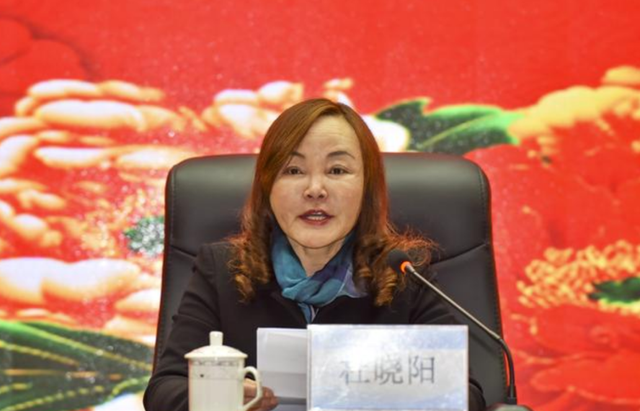 重庆“美女院长”杜晓阳，年过半百钟爱精壮小伙，被捕后下跪求饶