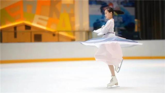 花滑少女张笑尘,中国最年轻花滑运动员,肯坚持就会有梦想