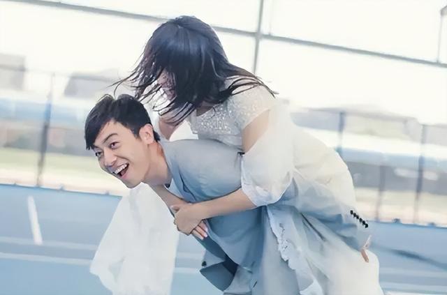 朱亚文沈佳妮街头热吻，结婚10年仍如胶似漆，除了他们还有这2对