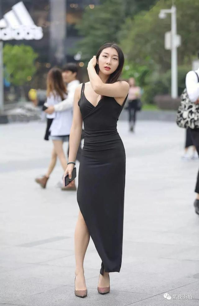 肉肉臀的黑色高开叉长裙美女，身材高挑匀称